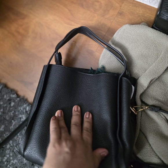 kate spade Black Pebbled Leather Crossbody Bag with Gold Logo - Picture 9 of 13